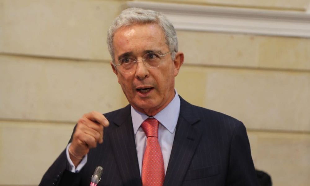 «Hago votos por una reforma a la justicia»: Uribe renuncia al Senado en medio de investigación en su contra