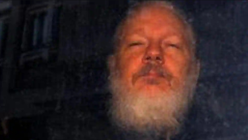 Premio Nobel pide al mundo levantar la voz para salvar vida de Julian Assange