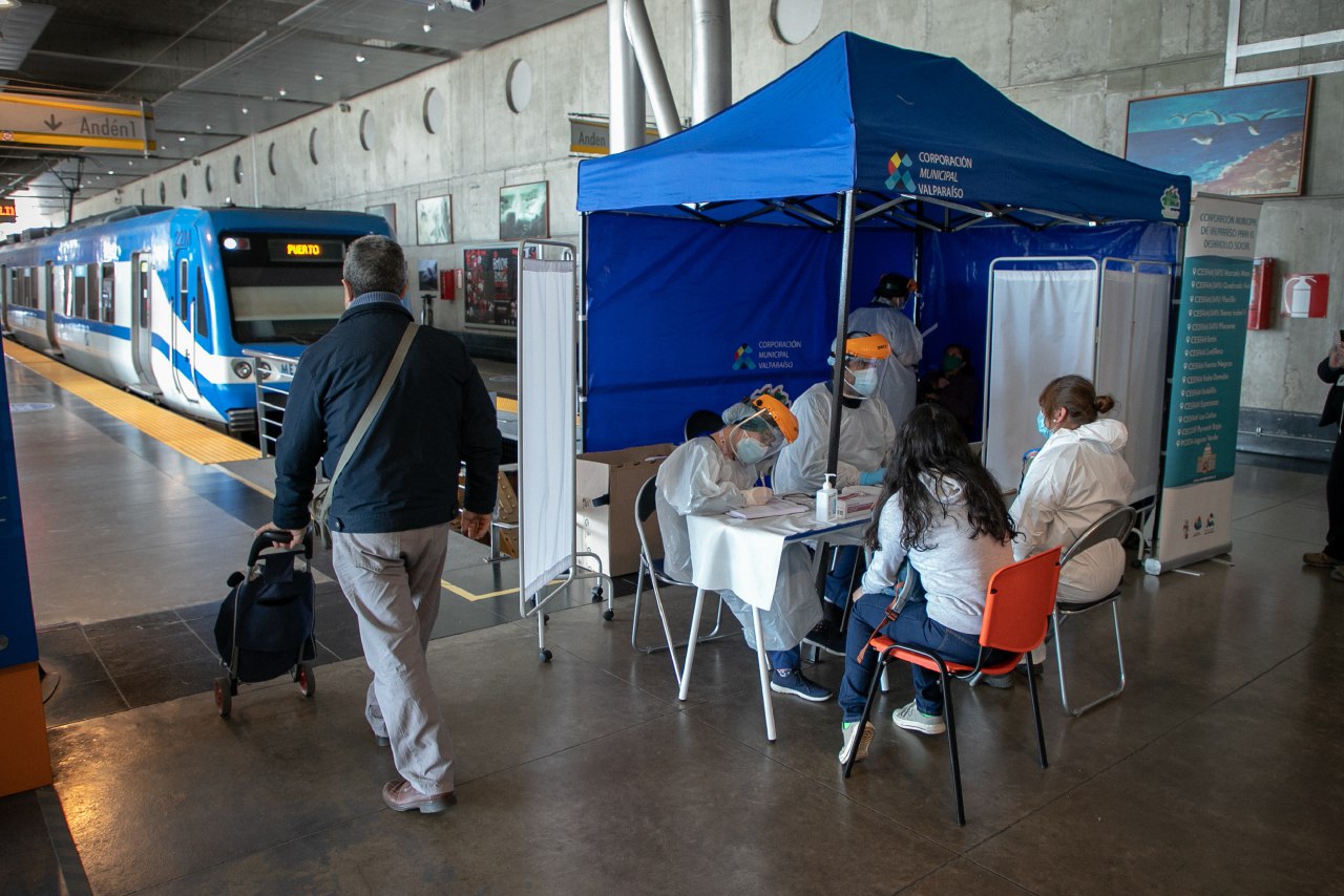 Toman cerca de 80 exámenes PCR gratuitos a usuarios de Metro Valparaíso