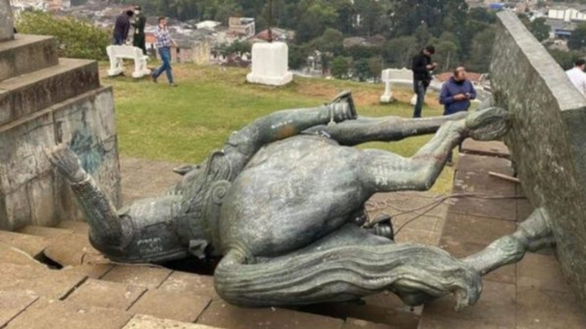 Colombia: Indígenas derrumban estatua de conquistador español
