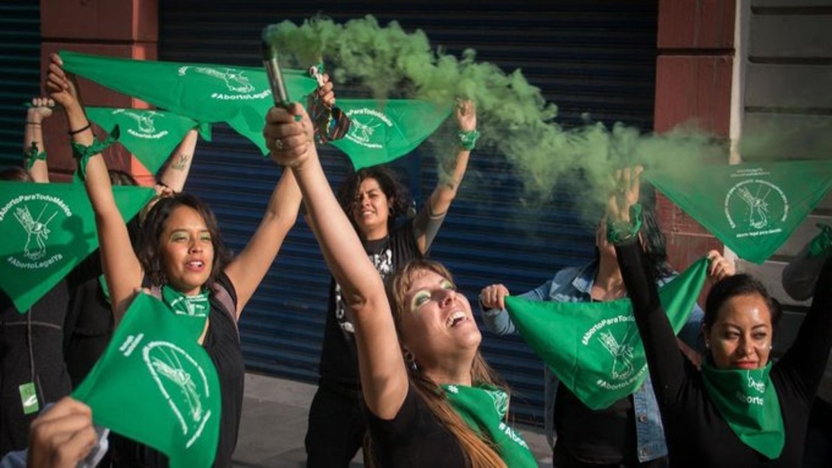 Policías de Ciudad de México y feministas se enfrentaron  en marcha por aborto legal