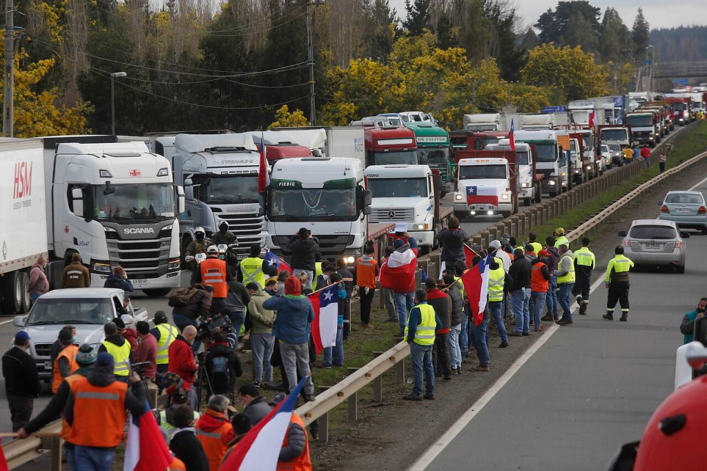 Junaeb: Ya hay atrasos en abastecimiento de canastas de alimentación por paro de los camioneros