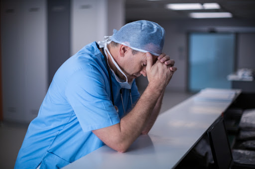 Médico triste