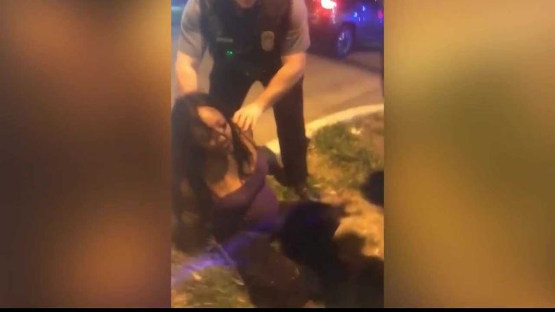 Policía somete durante arresto a afroamericana y despierta indignación