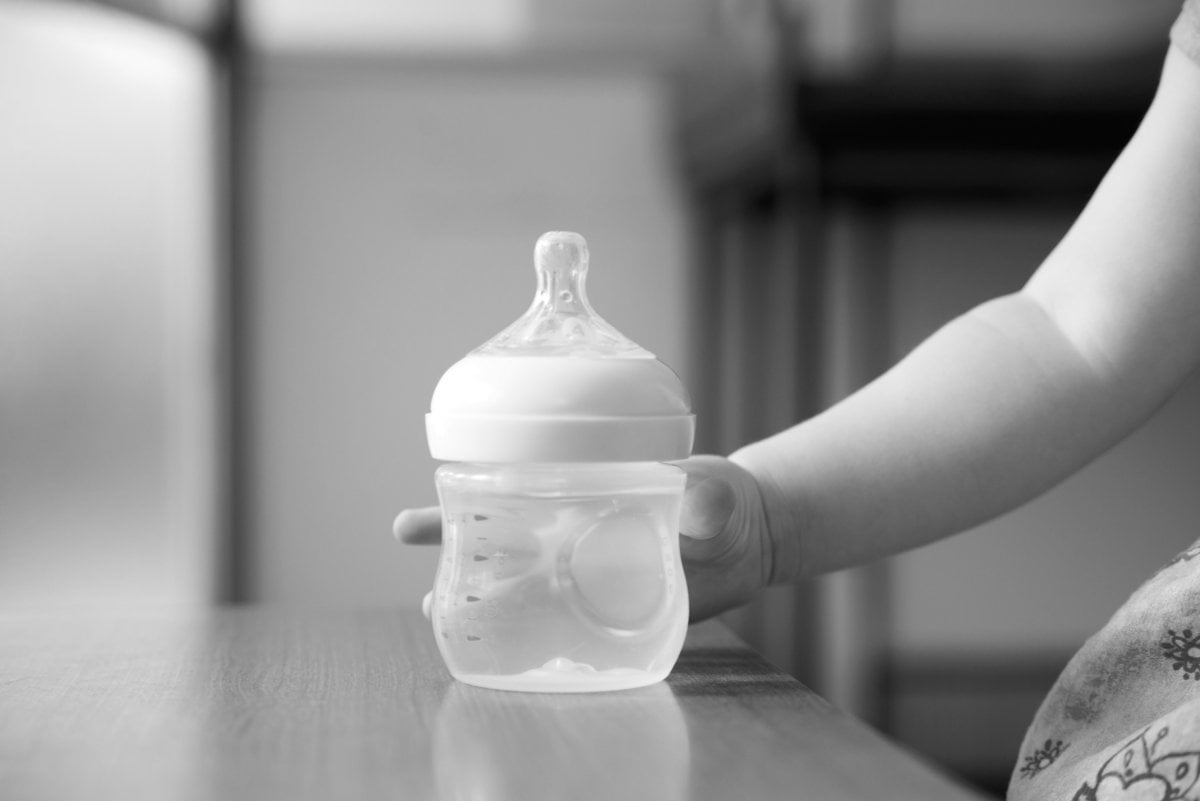¿Arma mortal para los bebés? Estudio reveló enorme cantidad de microplásticos en biberones