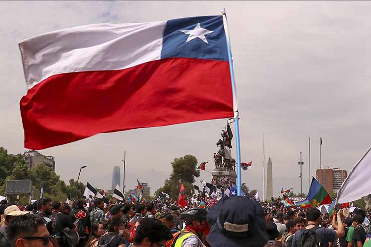 Gobierno de Piñera prohíbe manifestaciones sociales de cara al plebiscito de este domingo