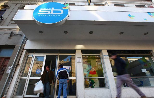 Trabajadores de farmacias Ahumada y Salcobrand a las puertas de la huelga: «Las empresas nos están obligando a tomar medidas drásticas»