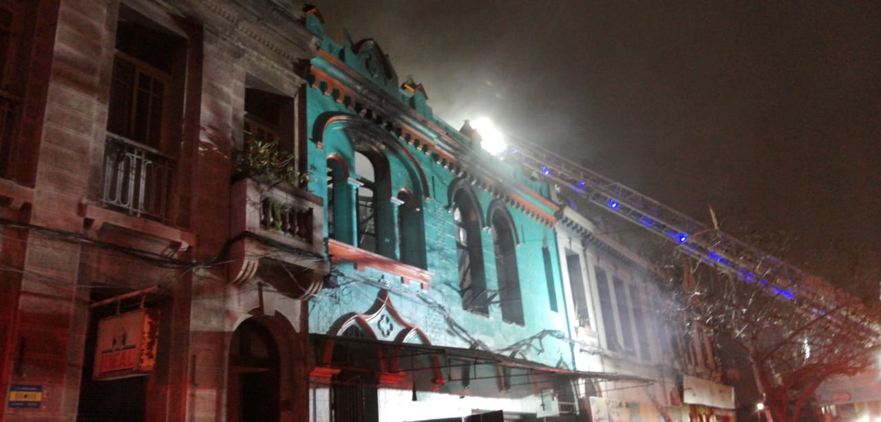 Santiago: Entregan ayuda a familias damnificadas por incendio en sector de la Vega Central