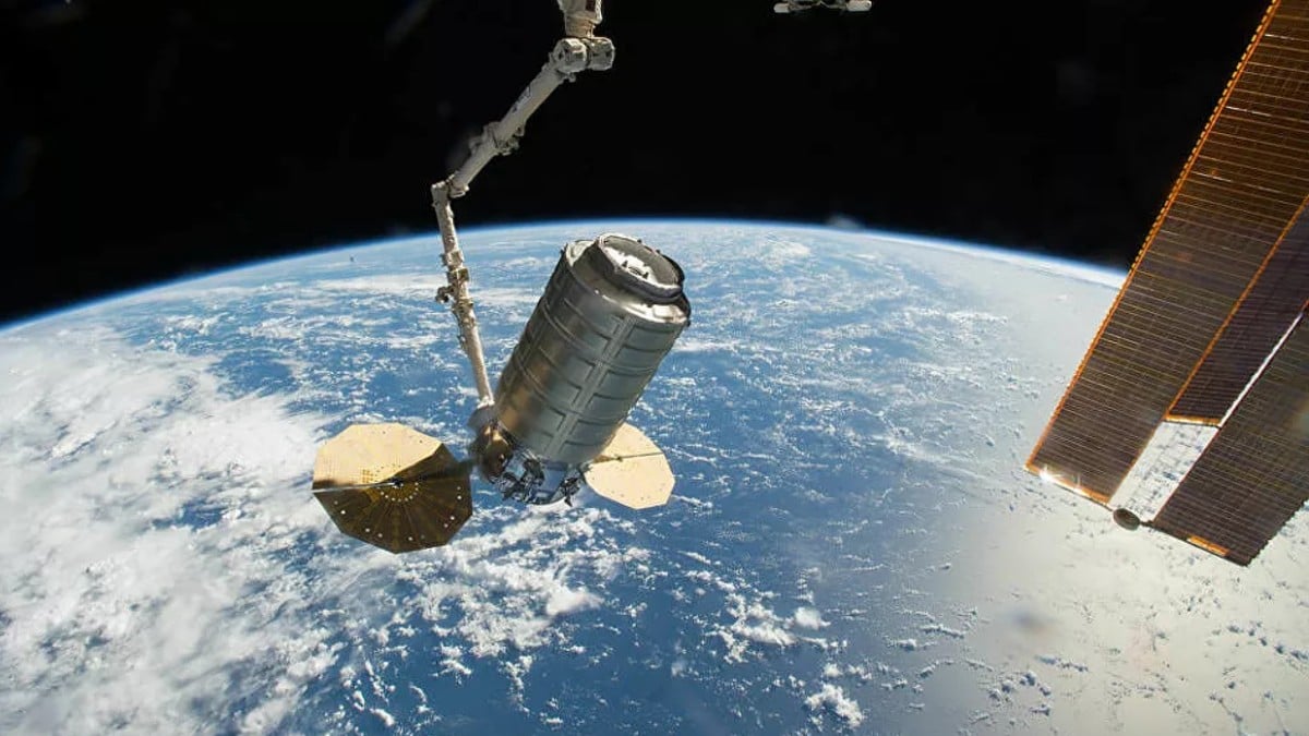 (Video) Carguero espacial Cygnus se acopla a la EEI a través de brazo robótico