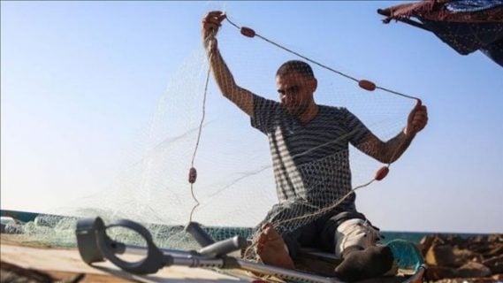 Pescadores palestinos aplican soluciones creativas ante asedio israelí en Gaza