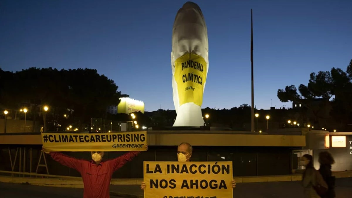 Greenpeace España interviene monumento para advertir sobre el cambio climático
