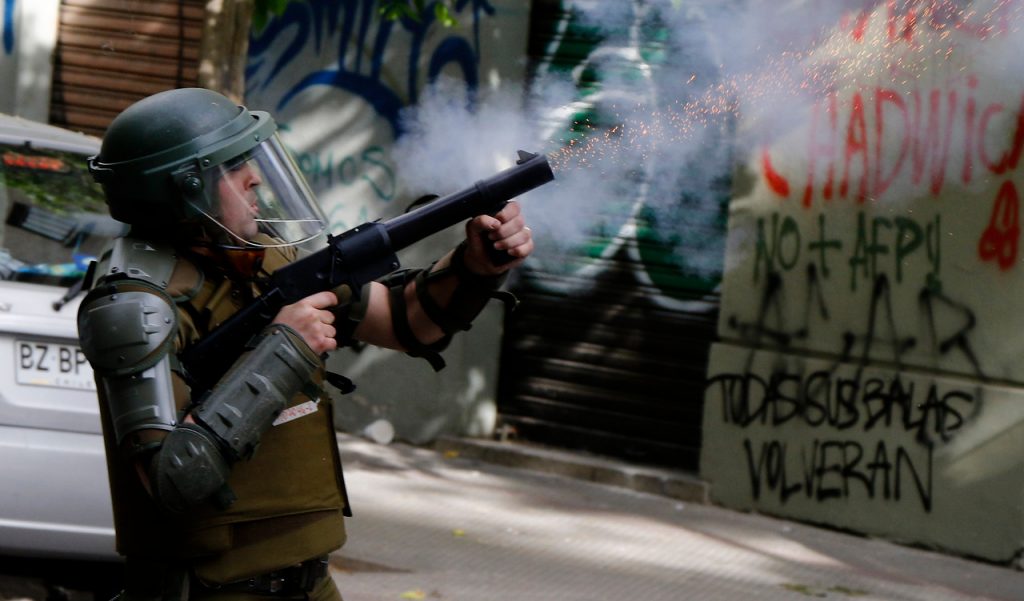 Fotógrafo recibió impacto de bomba lacrimógena en la cabeza mientras cubría manifestaciones por aniversario del estallido