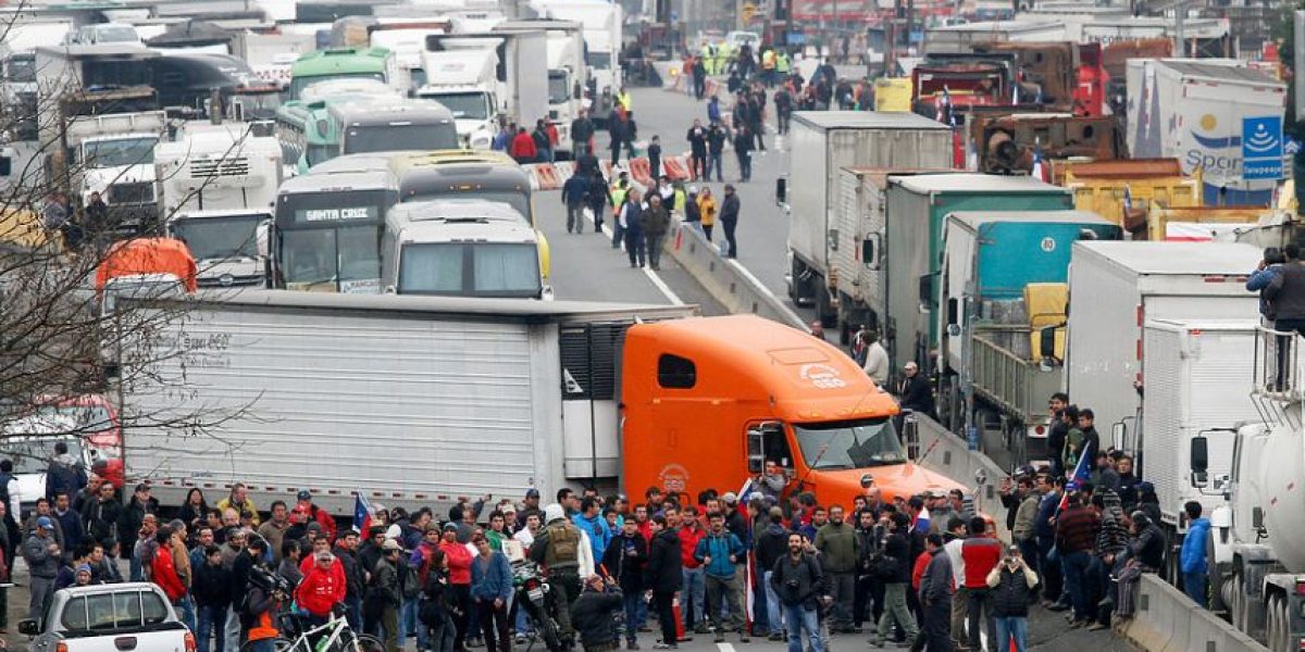Bajo la amenaza de que el paro «sólo está suspendido», camioneros se reunirán este martes con Víctor Pérez