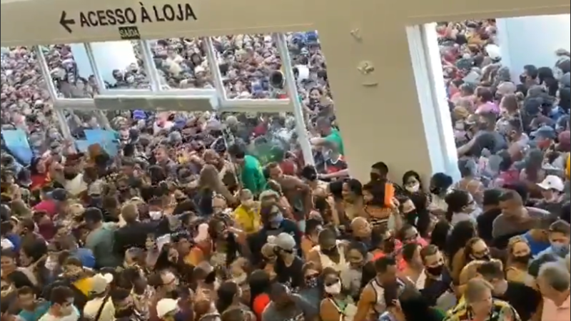 (Video) Miles se aglomeran en la apertura de un centro comercial en Brasil cuando el país supera los 150.000 fallecidos por COVID-19