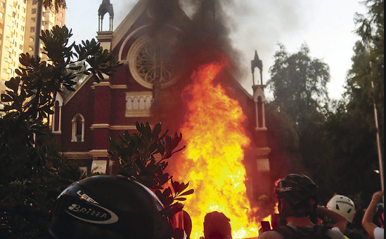 Detienen a un funcionario de la Armada por incendio de la Iglesia institucional de Carabineros