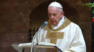 El papa Francisco firmó su tercera Encíclica “Fratelli tutti” en Asís, la  ciudad del Santo cuyo nombre adoptó - Infobae