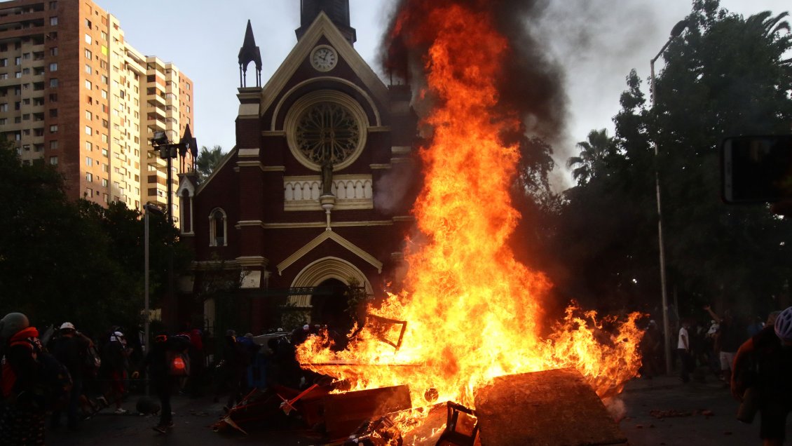 Armada da de baja a cabo detenido tras incendio de Iglesia de Carabineros