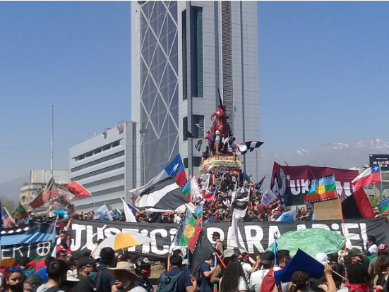 (Fotos y videos) Plaza Dignidad congrega a miles de ciudadanos en el primer aniversario de la revuelta social