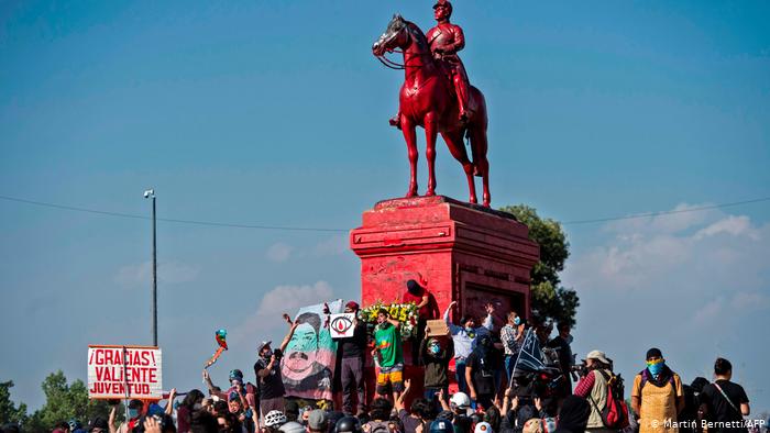 Miles se congregaron en Plaza Dignidad para conmemorar el aniversario del estallido y Carabineros respondió con máxima represión