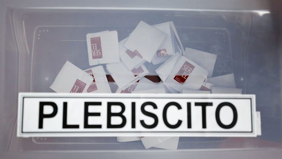 Apruebo o rechazo: la disyuntiva de los chilenos que votan este domingo si cambian o no la Constitución de Pinochet