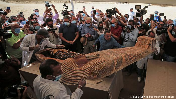 (+Fotos) Egipto saca a la luz  59 sarcófagos con momias de hace 2.600 años casi intactas