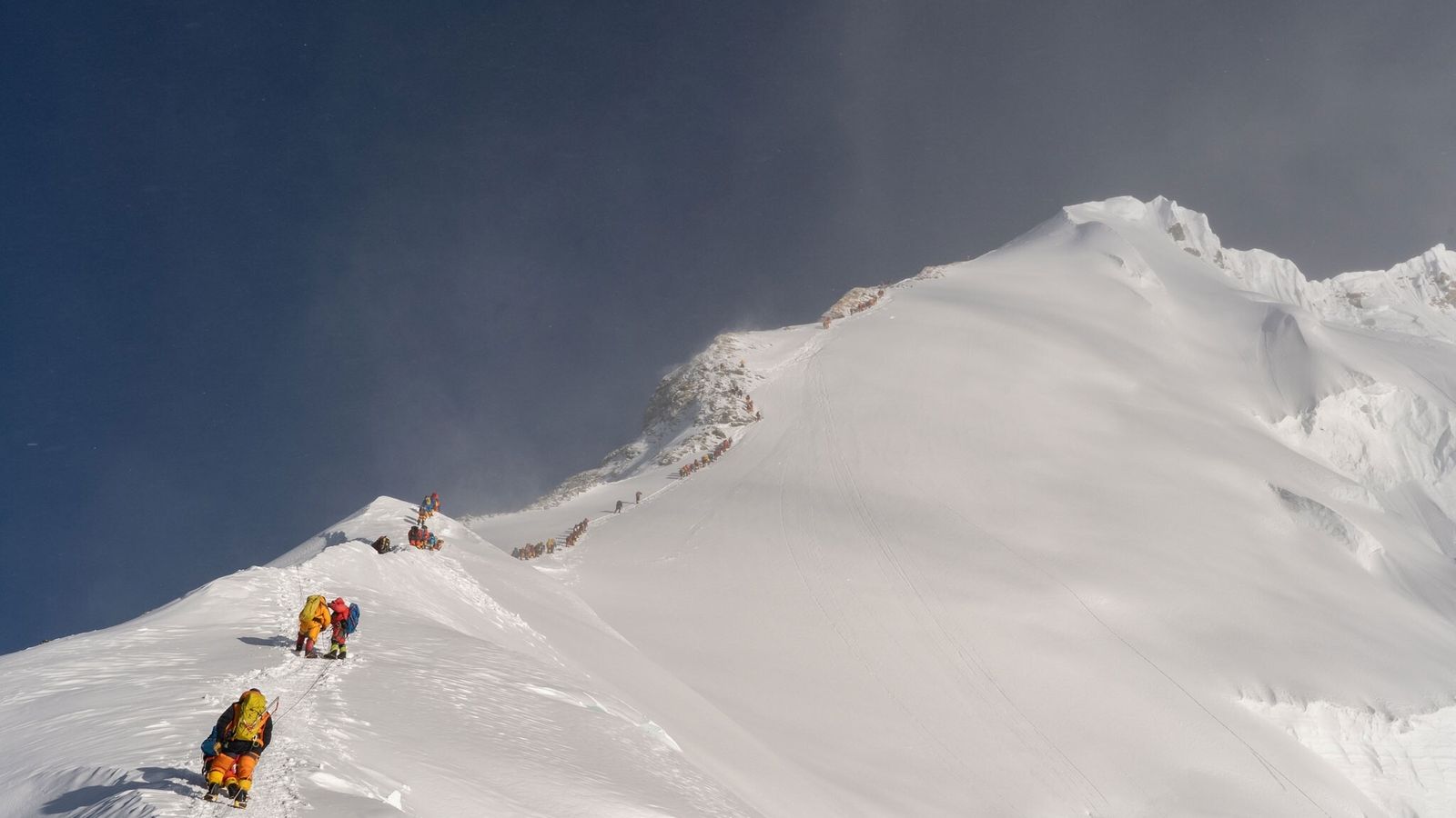 La contaminación ambiental que provoca el microplástico también “escala” la cima del Everest