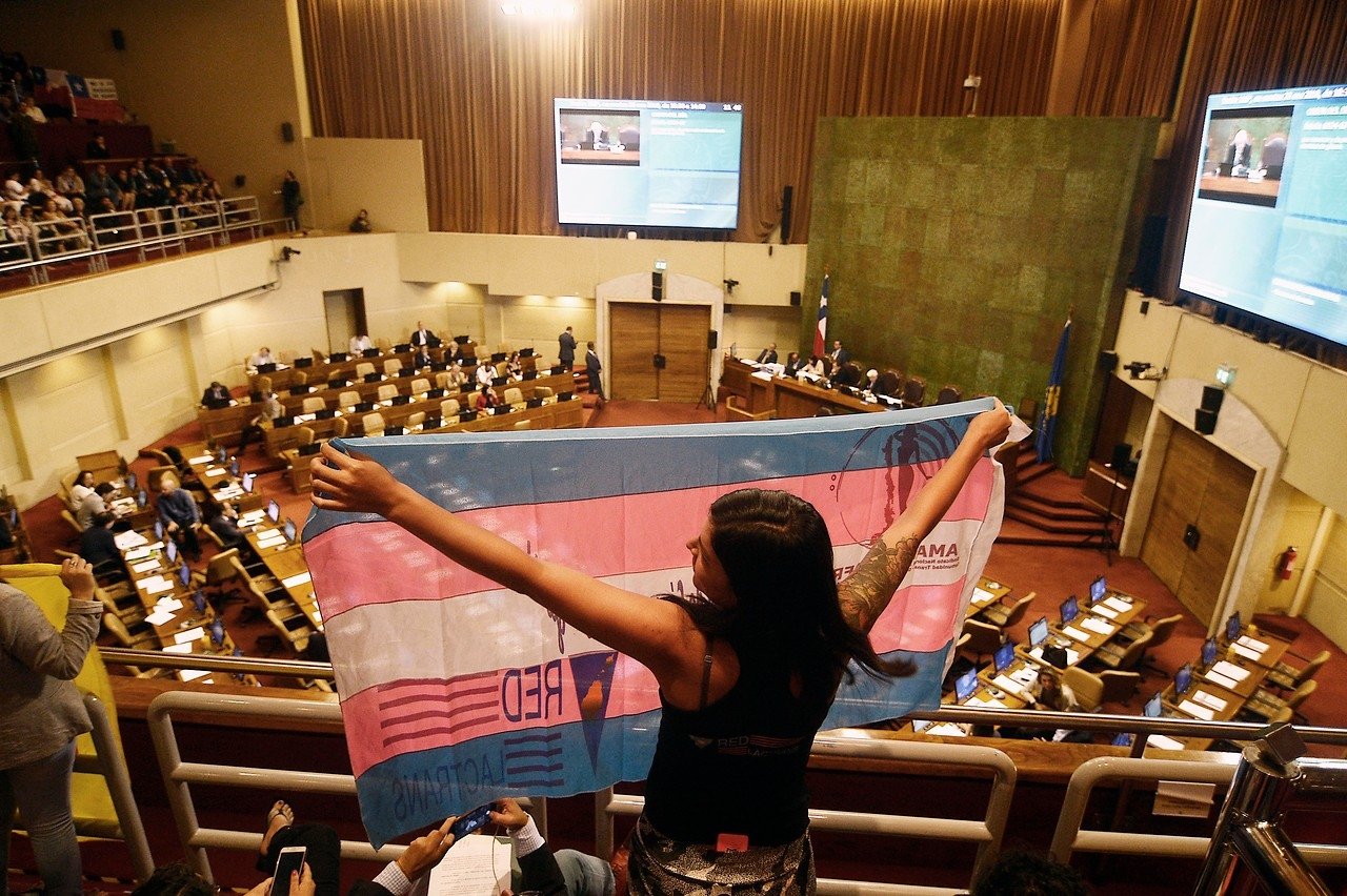 Ordenan a Isapre Colmena  cubrir cirugía de readecuación corporal de una mujer trans