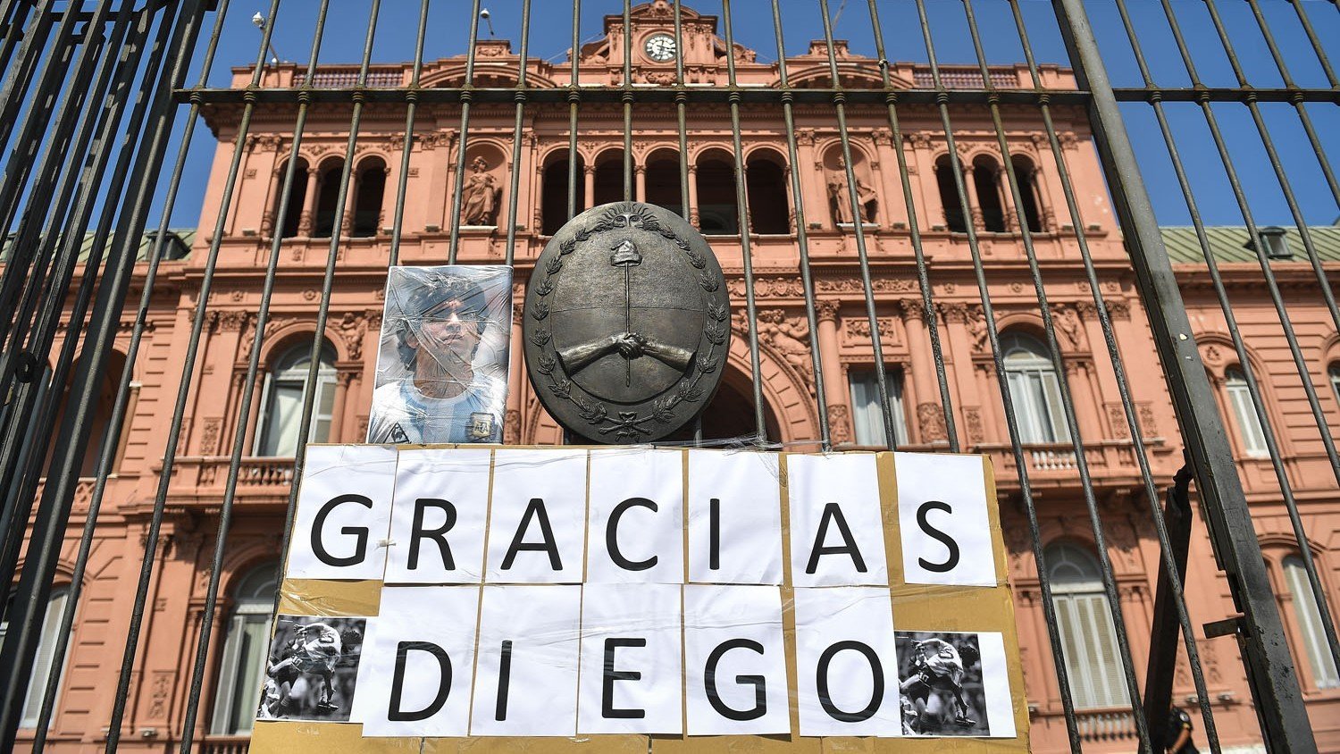 Cuerpo del astro del fútbol Diego Armando Maradona llegó a la Casa Rosada para su funeral