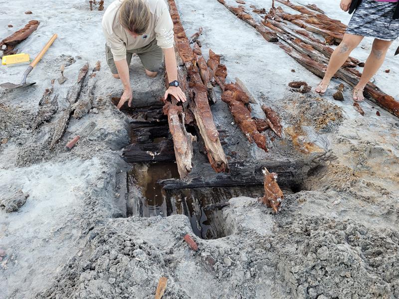 Tormenta Eta dejó al descubierto restos de un barco del siglo XIX en Florida