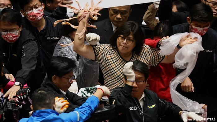 ¡Ruda sesión parlamentaria en Taiwán! Lanzaron vísceras de cerdo en rechazo a flexibilización de importaciones desde EE.UU.