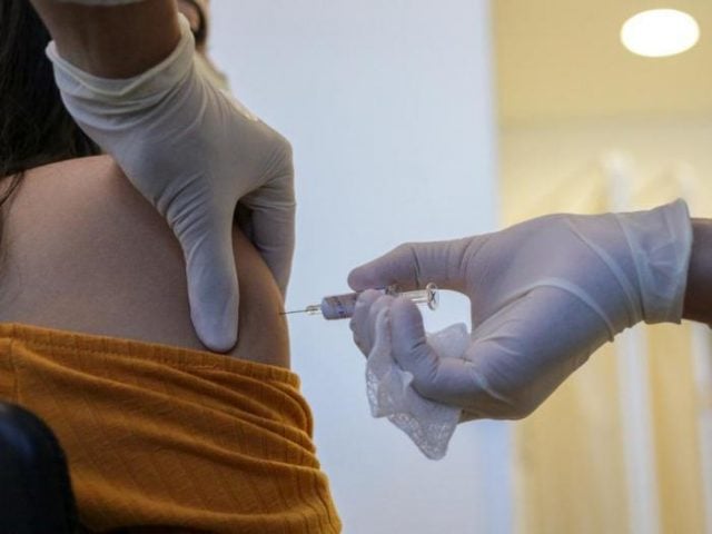 COVID-19: Voluntario de la vacuna de Oxford en India presenta demanda por desarrollar una «reacción adversa»