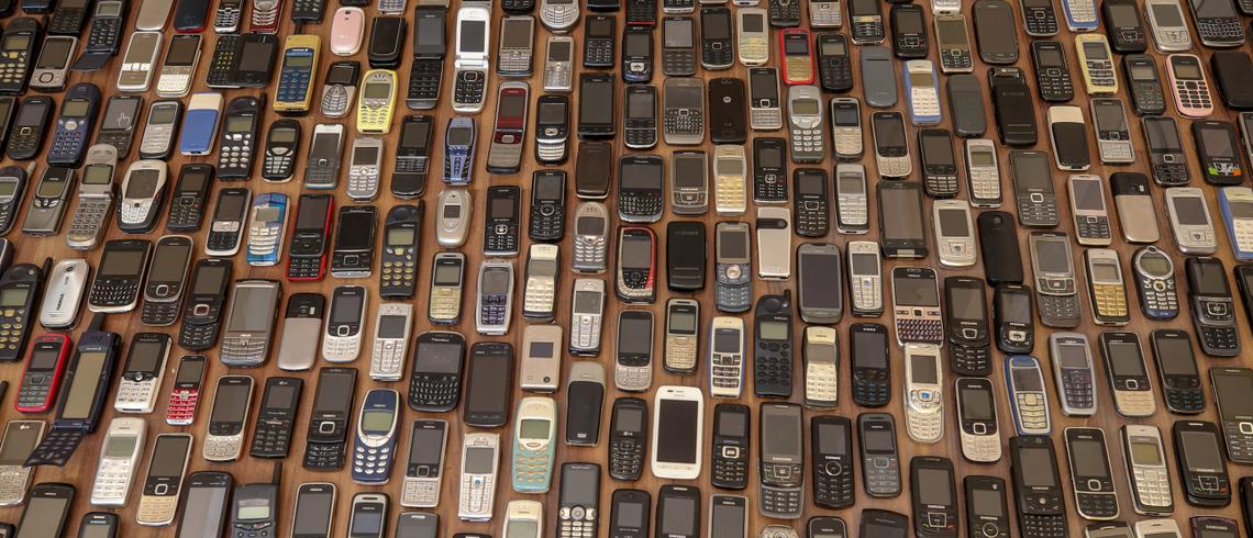 Turco recopiló teléfonos celulares durante 20 años y ahora muestra su asombrosa colección