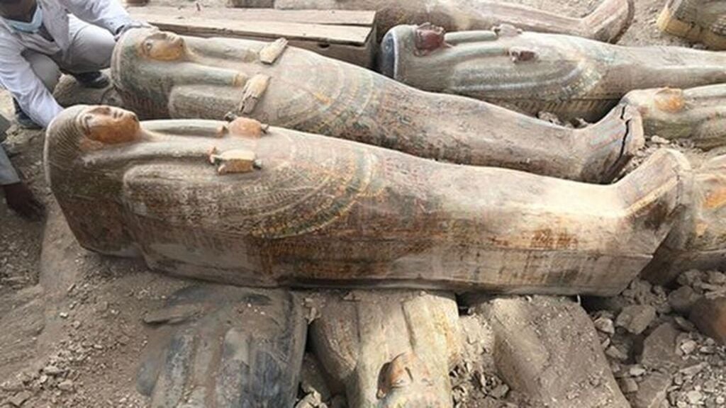 Egipto presenta 100 sarcófagos de más de 2.000 años antigüedad en perfecto estado