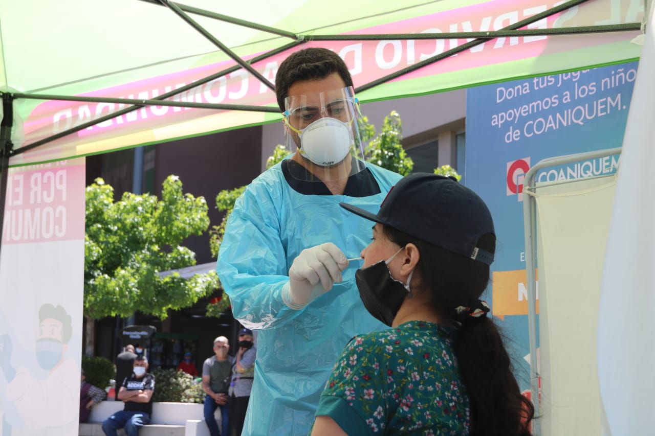 Municipalidad de El Bosque realizó operativo de toma de  examen PCR en Centro Comercial Arauco