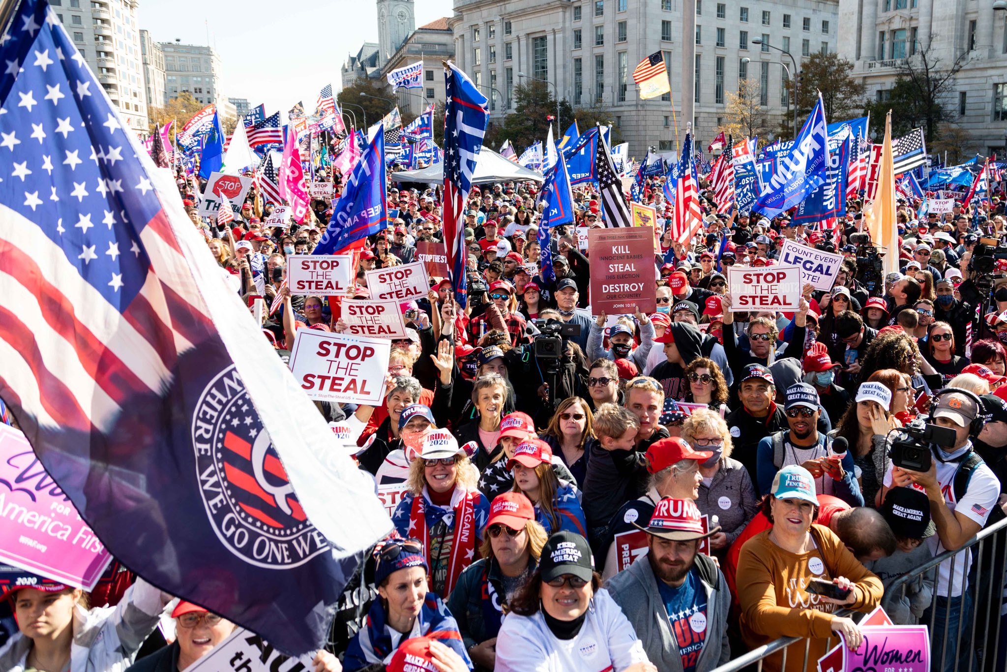 Manifestantes a favor de Trump marchan en Washington para respaldar supuesto fraude