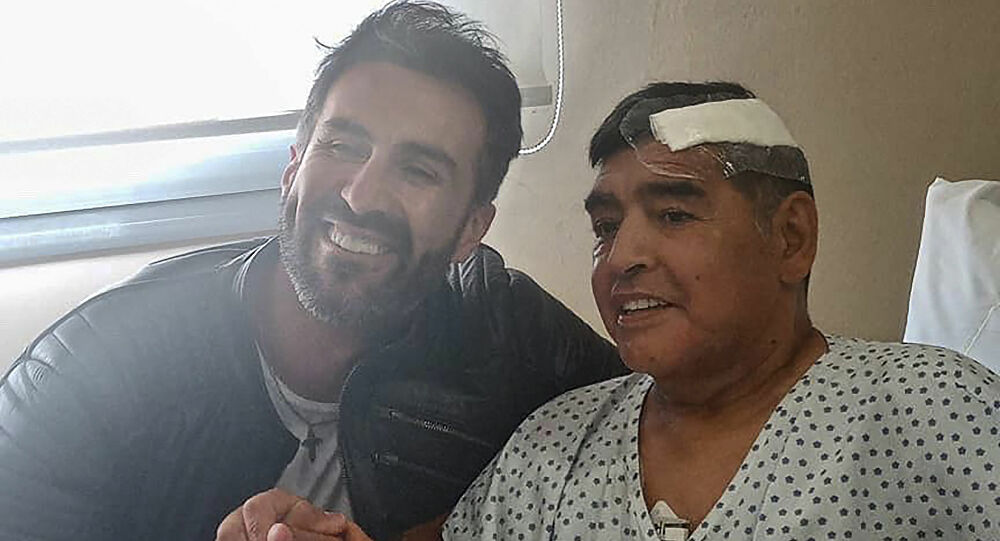 Maradona deja la clínica y continuará recuperación en un barrio privado