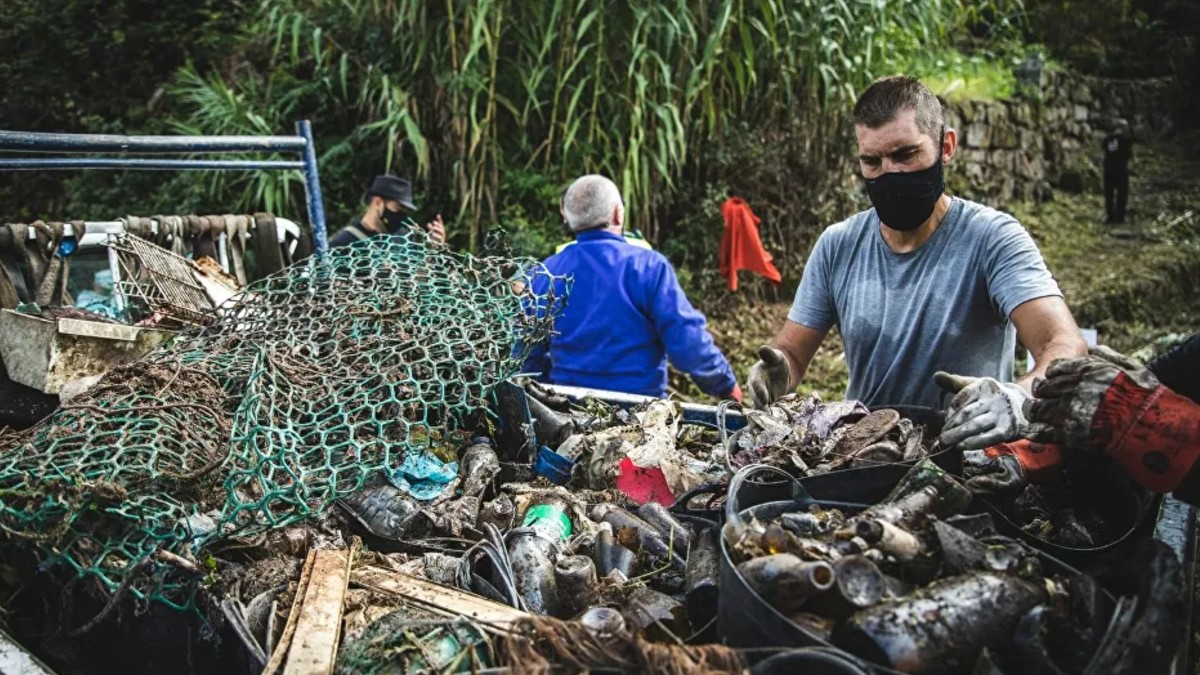 Empresa española pretende cobrar a voluntarios por jornada de recolección de residuos plásticos