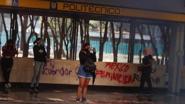 Mujeres protestan contra violencia machista en estaciones de metro en México