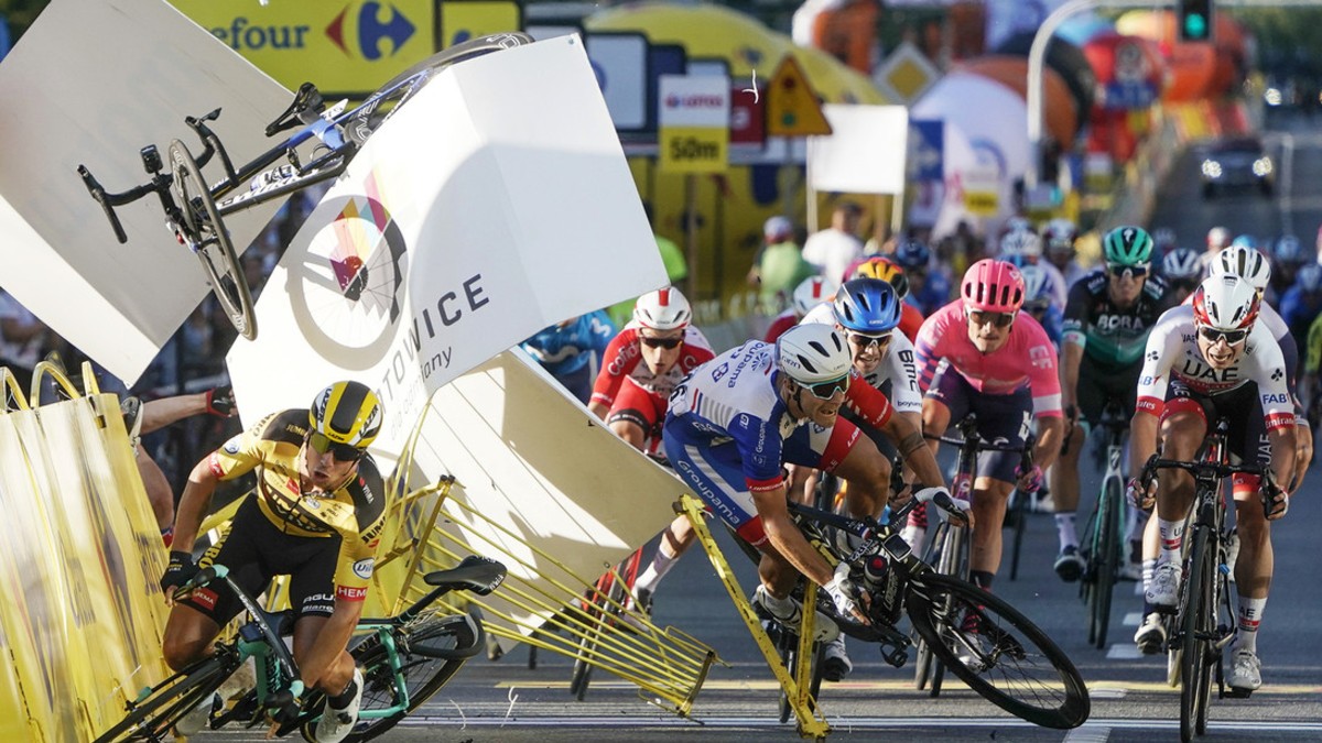 (Video) UCI suspende a ciclista tras ocasionar accidente y dejar a otro competidor en coma