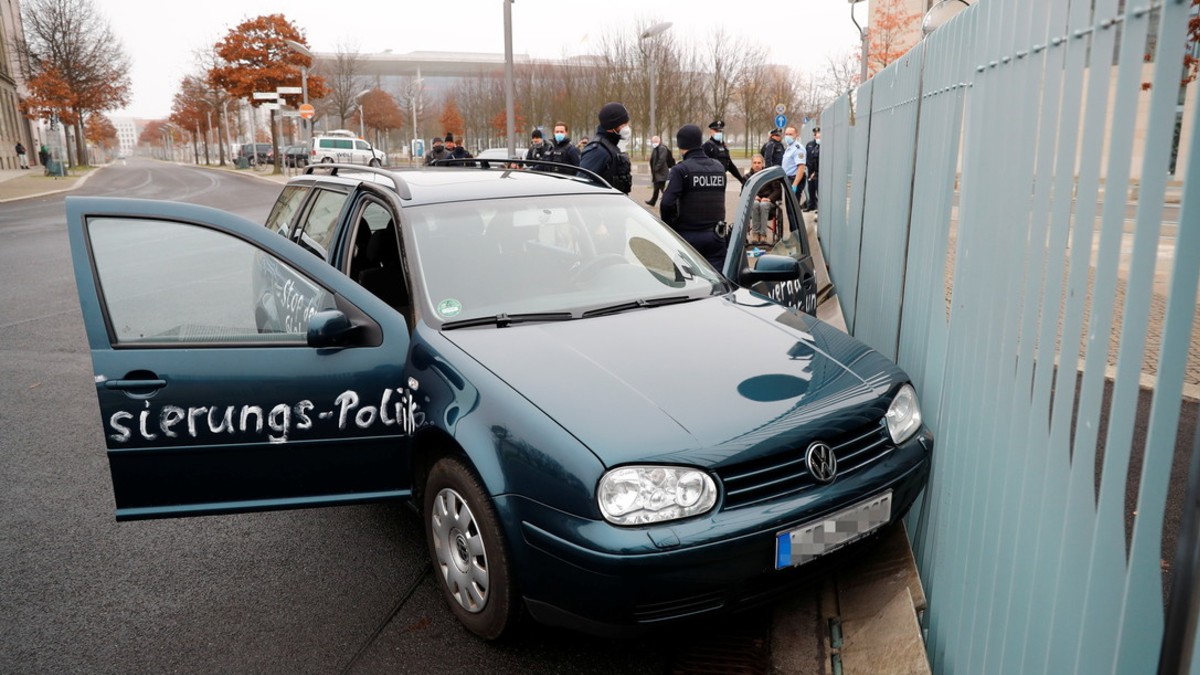 (Fotos y video) ¡Detengan las políticas de globalización! Automóvil se estrella contra la oficina de Angela Merkel
