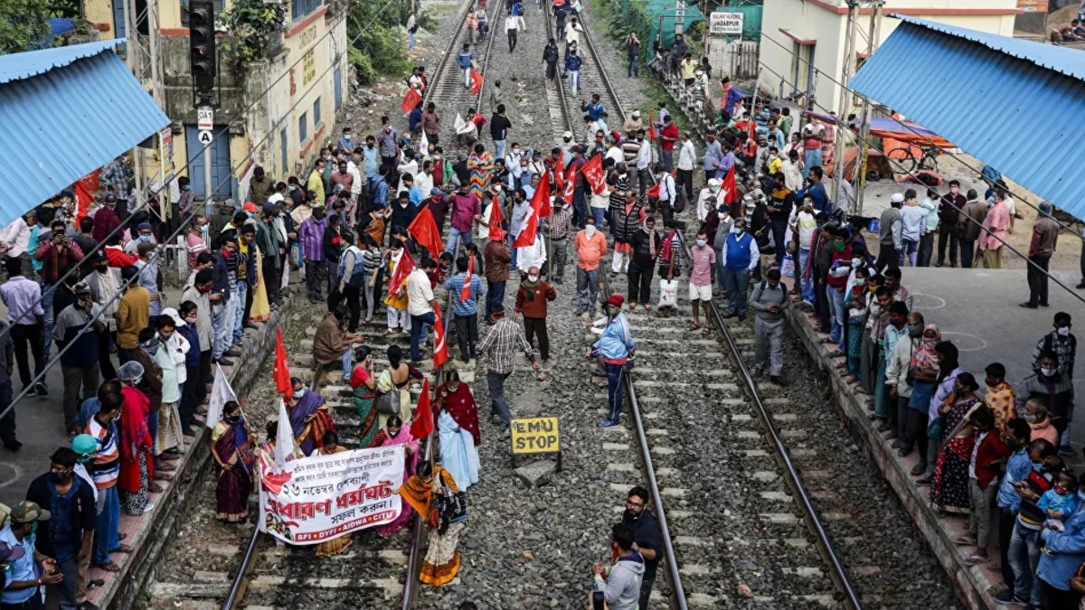 (Fotos) Sindicatos de la India convocan paro nacional de un día