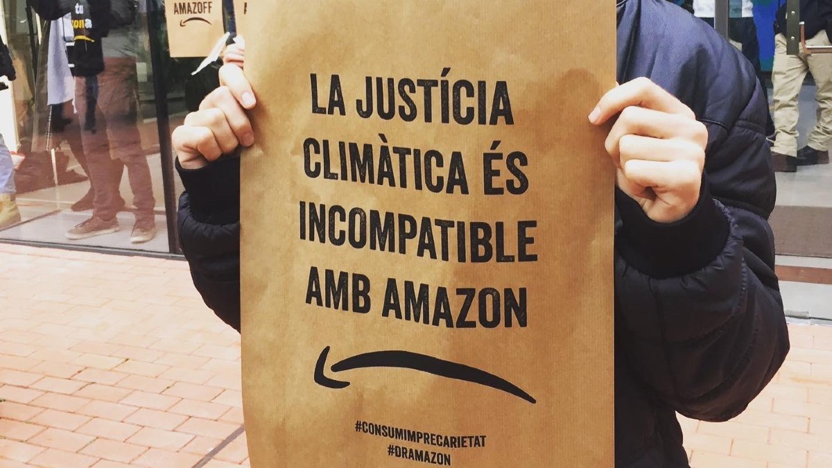 Activistas medioambientales protestan en la sede de Amazon en Barcelona
