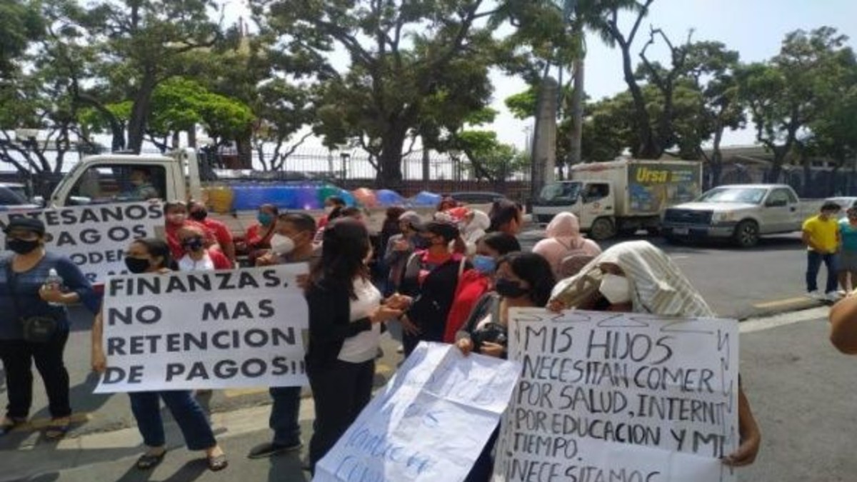 Trabajadores hospitalarios en Ecuador protestan para exigir el pago de sus salarios