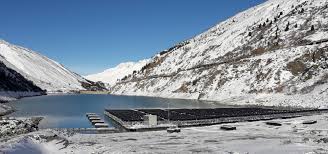 Funciona en los Alpes Suizos primera planta de energía solar flotante