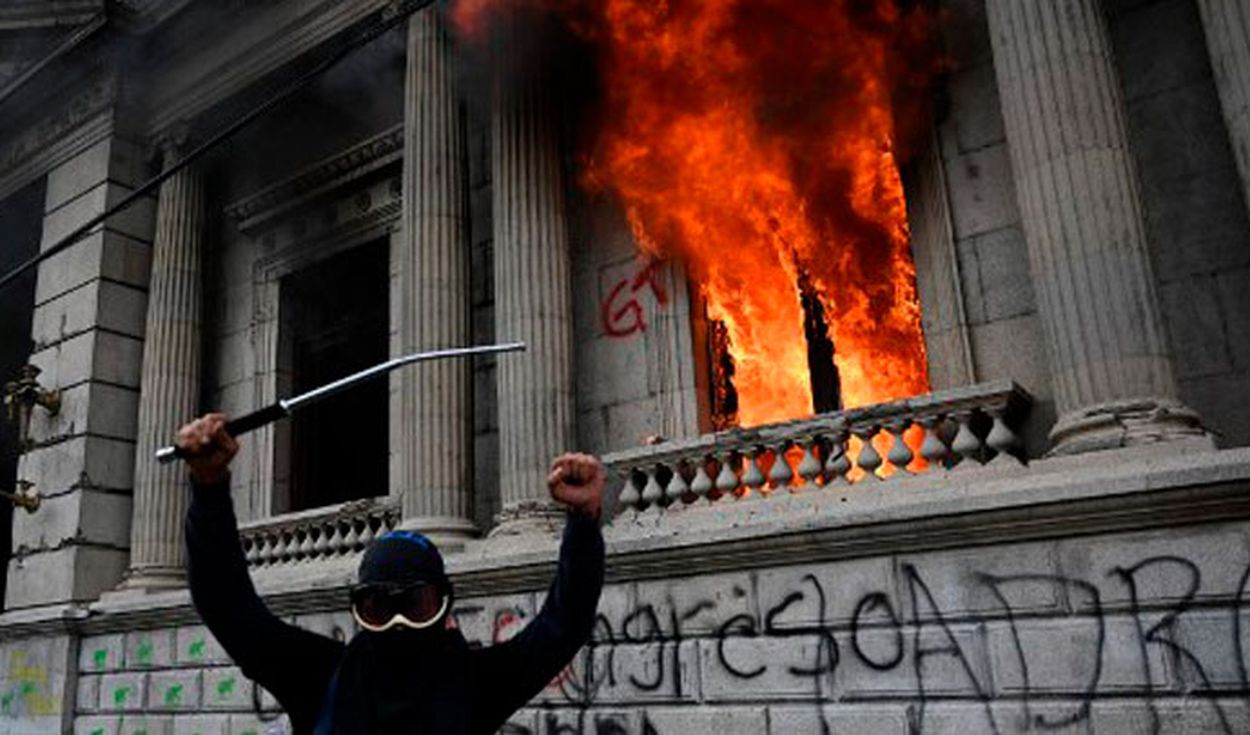 Manifestantes incendiaron el Congreso de Guatemala tras aprobación de presupuesto que favorece a minoría política