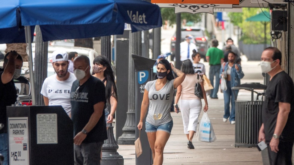 Estadounidenses vacunados pueden salir al aire libre sin máscara