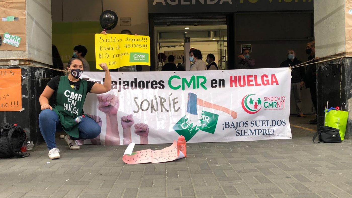 Continúa huelga de trabajadoras de CMR Falabella: Acusan falta de voluntad de la empresa