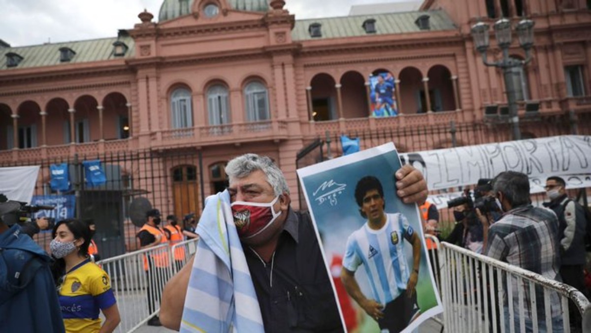 ¡Adiós a Maradona! argentinos despiden al astro del fútbol entre lágrimas y cantos