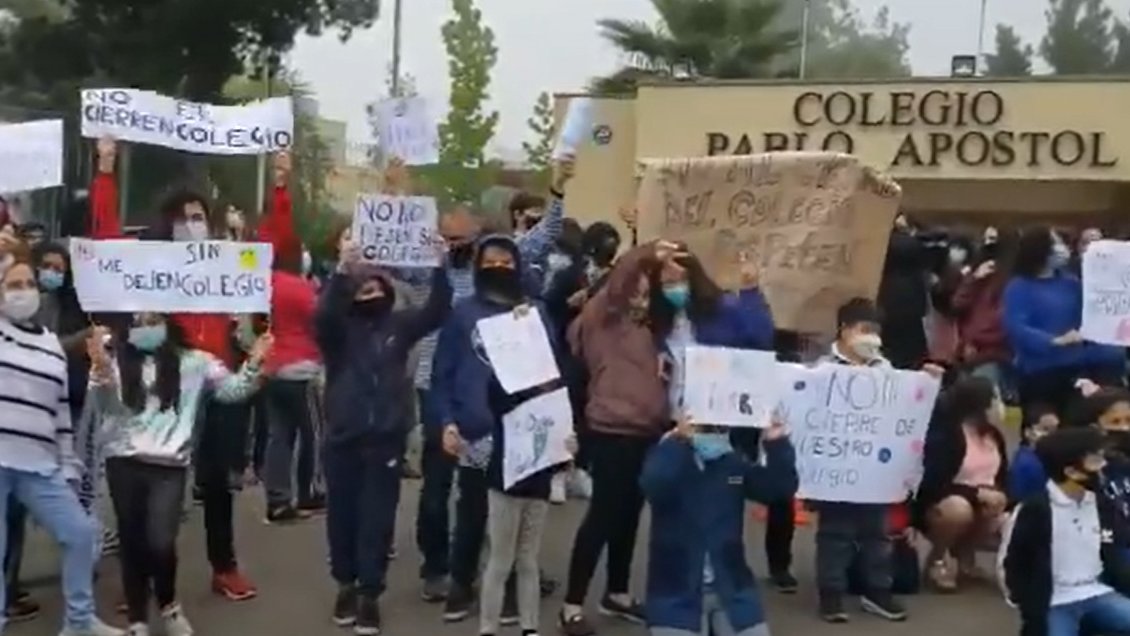 La Florida: Apoderados protestaron por cierre de colegio Pablo Apóstol