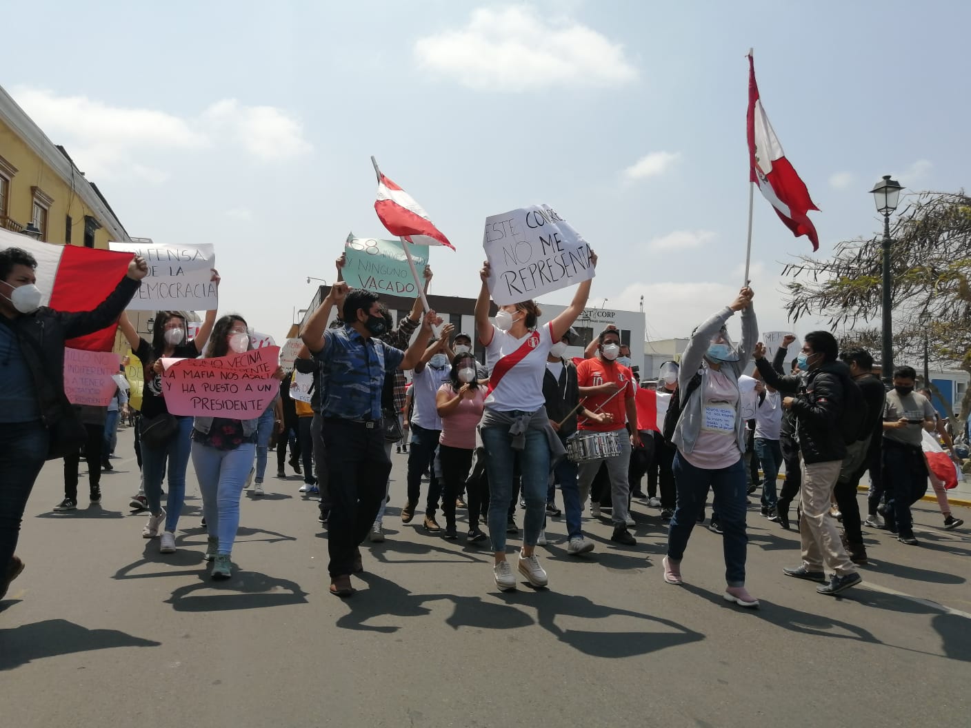 Perú: Merino tomó posesión como presidente, mientras se registraron protestas